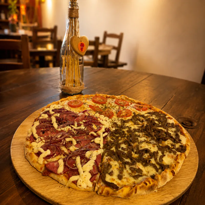 Pizza artesanal de Galo Veio servida en la tabla