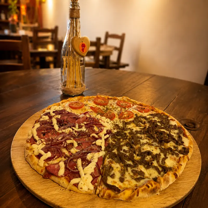 Pizza grande meio a meio servida na tábua do Galo Véio
