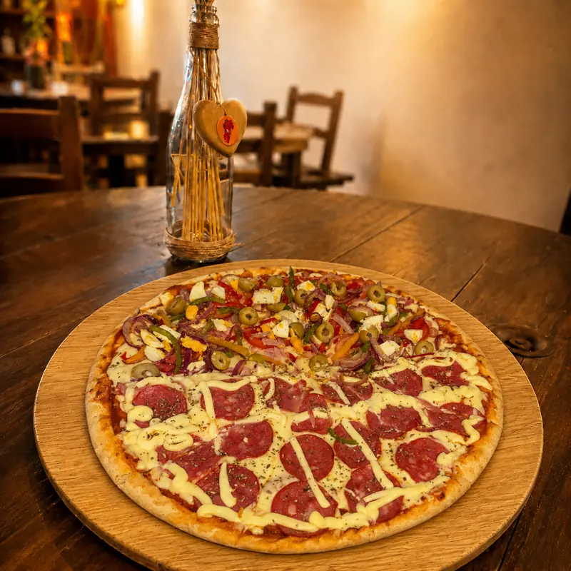 Pizza artesanal meio a meio na tábua do Galo Véio