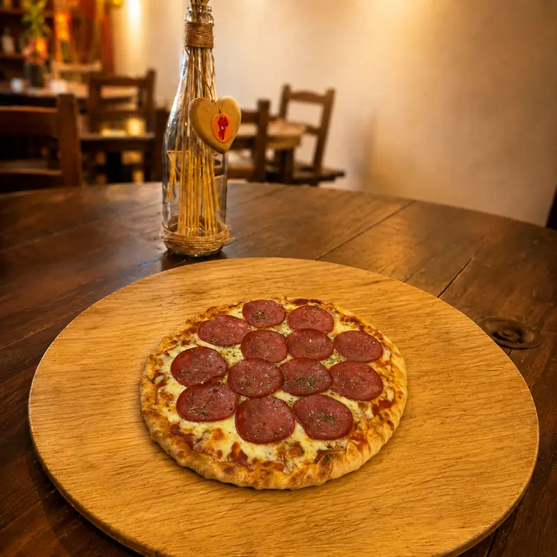 Pizza de calabresa artesanal na tábua do Galo Véio